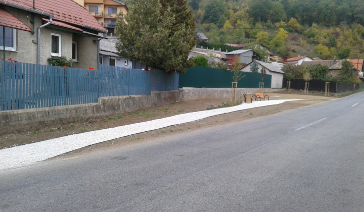 2. fotografia fotogalérie Projekty / Parčík vedľa autobusovej zastávky