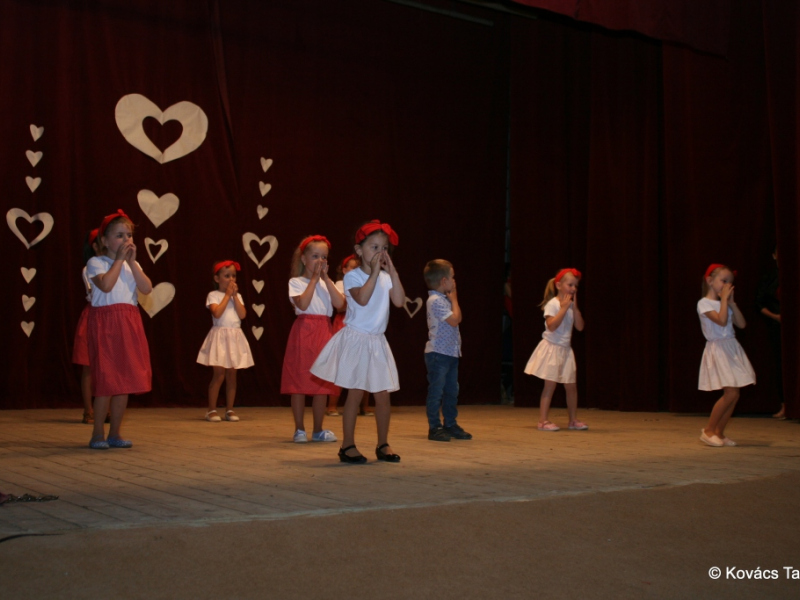 2018/ Anyák napja - Deň matiek / Napsugár