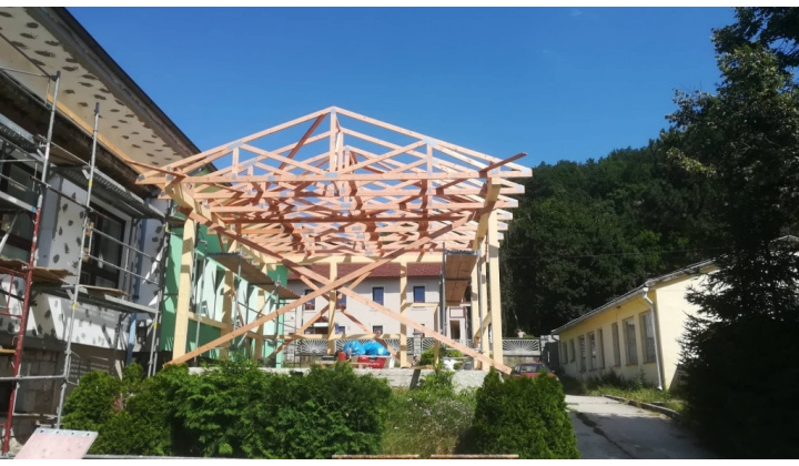 Fotka - A Kultúrház kültéri színpadának befedése